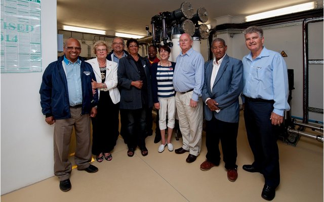 Die groep betrokkenes tydens die amptelike ingebruikstelling van Baardskeerdersbos se R7m Watersuiweringswerke, met vlnr rdl Rudolph Smith, Coenie Groenewald, Andrew Theunissen (Ikusasa), rdv Nicolette Botha-Guthrie (Overstrandse Uitvoerende Burgemeester), Stephanus Victor (Ikusasa), Hanré Blignaut, Kobus Richter (Ikusasa), Jimmy Deane (Ikusasa) en Pierre Appollis (Ikusasa).